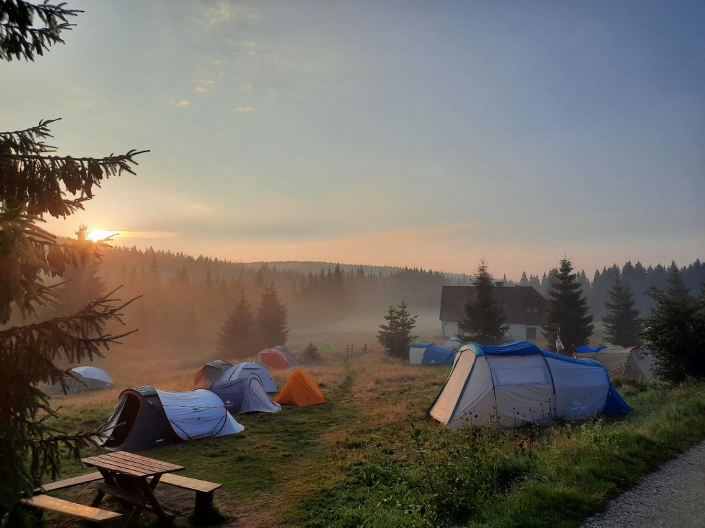 Fantastyczny weekend w górach - wschód słońca na polu namiotowym pod Orlem