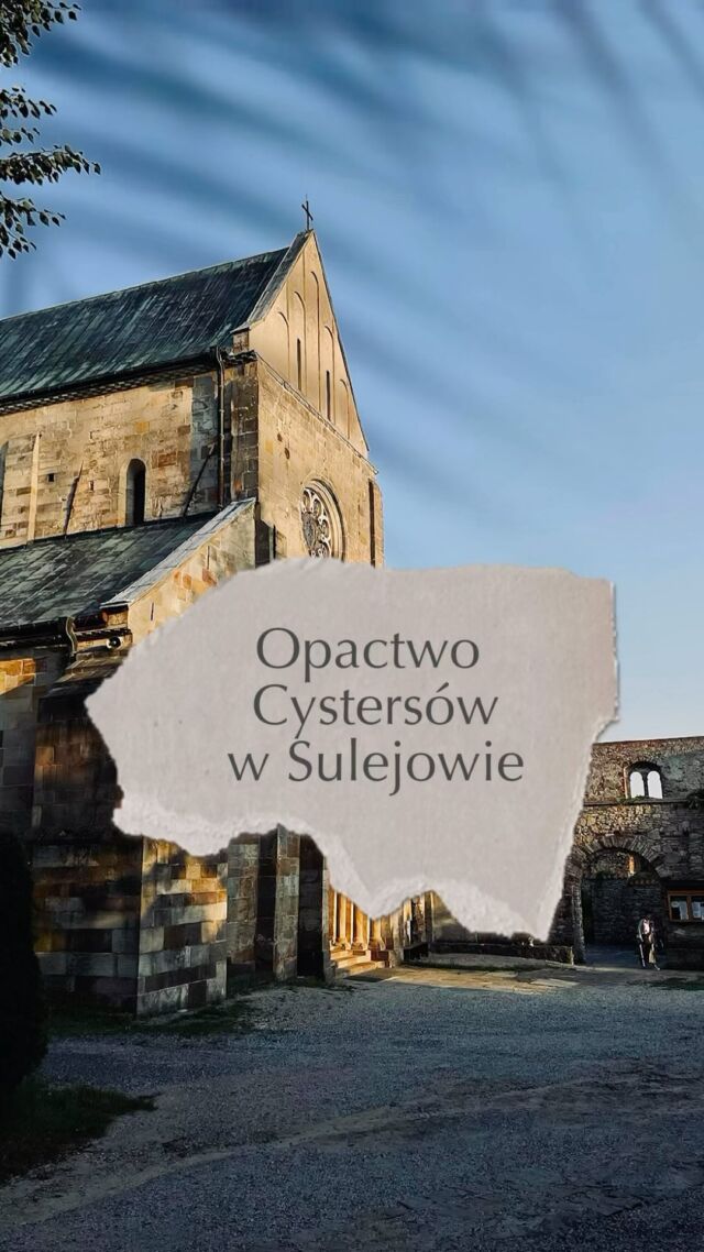 Opactwo Cystersów w Sulejowie jest 1 z 7 miejsc w Polsce, które prowadzone jest przez Cystersów. Wykonano tu pierwszą udaną trepanację czaszki. Kościół uratowano przed zawaleniem a w dawnych budynkach okalających świątynię mieści się magiczny @hotelpodklasztorze z @monasteriumspa. Płynącą nieopodal Pilicę ukochali kajakarze 🛶
Tu dzieje się historia ♥️
.
.
.
#polska #polskajestpiekna #polskawobiektywie #history #cysters #relax #polskanaweekend #poland #placestovisit #tourism #polandisbeautiful #polandsights #spa #hotelpodklasztorze