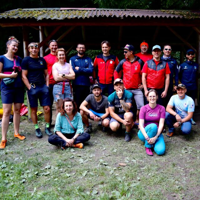 #biwakletnigopr za nami i choć minęło od niego już trochę czasu, to pozytywne emocje i dobra energia wciąż we mnie grają 🎶💙🏞️
@fundacjagopr zapewniła nam warsztaty z podstaw wspinaczki, wykłady i ćwiczenia z bezpieczeństwa w górach oraz naukę podstaw meteorologii, abyśmy wiedzieli jakiej pogody możemy się spodziewać na szlaku 🤩
@pani_od_kawy dzieliła się swoją wiedzą o kawie i sposobach jej parzenia w terenie. Podpowiadała na co zwrócić uwagę wybierając ziarna czy zamawiając kawę w kawiarni. Aromat świeżo zmielonej oraz zaparzonej kawy unosił się długo i daleko ☕️☕️☕️
O bezpieczeństwo wszystkich uczestników biwaku dbali ratownicy @goprkarkonosze i @goprsudety 💙💙💙 Dzielili się oni również swoją wiedzą, doświadczeniem oraz podpowiadali na co zwrócić uwagę wyruszając w góry i poruszając się po szlakach. Zachęcali do instalacji #aplikacjaratunek i korzystania z niej ⛑️
To był fantastyczny weekend w Rudawach Janowickich, a na zdjęciu najlepsza ekipa ever #dreamteam 🥰
.
.
.
.
.
#sudety #sudetymountains #karkonosze #rudawyjanowickie #biwak #wspinaczka #jestemzgor #wspieramgopr #bestteam #bestteamever #memories #dolnyśląsk