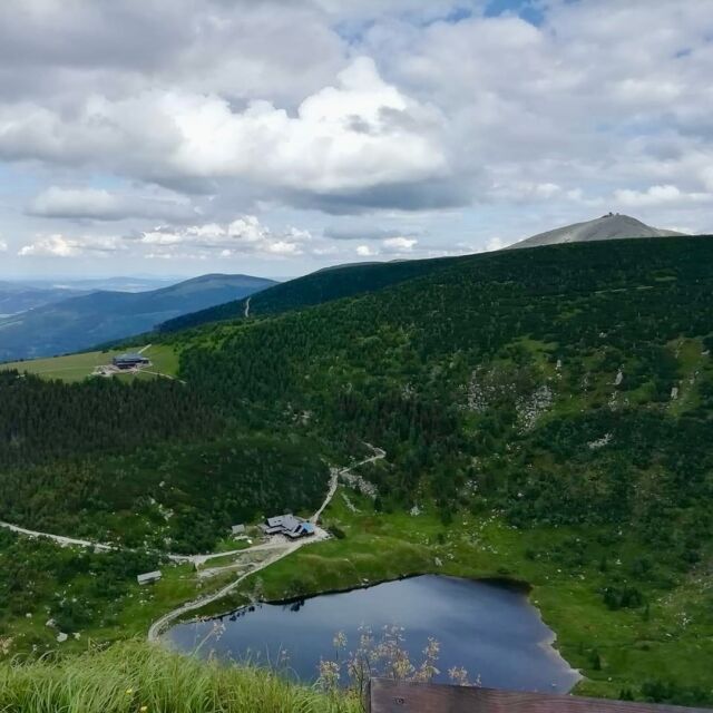 Jakie są Wasze ulubione miejsca w Karkonoszach? Moje widać na tym jednym ujęciu 🥰 Jest w nich tak wiele wspomnień, emocji, radości i czasami również zmęczenia i frustracji. Ale przede wszystkim spokoju w głowie po zejściu ze szlaku. Jest smak szarlotki z kawą i ciepło bijące od rozgrzanego pieca kaflowego 🤩 
Lubię przystawać w tym miejscu na szlaku i chłonąć całą sobą ❤️
.
.
.
.
.
#karkonosze #kpn #krkonose #samotnia #strzechaakademicka #śnieżka #sniezka #sudety #memories #myplace #karkonoszemountains #polishmountains #peaceful #pictures #picoftheday #landscape